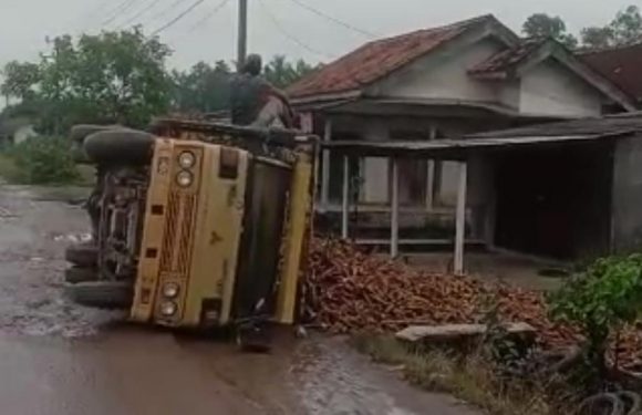 Jalan Rusak Parah di Rumbia, Truk Muatan Singkong Terguling