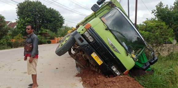 Hindari Pemotor, Truk Bermuatan Karnel Terguling