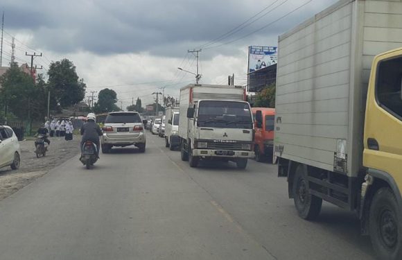Macet Hingga 20 Menit di Jalur Terbanggibesar-Poncowati, Ada Apa Ya?