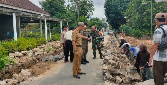 Lurah Bandarjaya Barat Ahmad Sopan Kolaborasi Babinkamtibmas dan Babinsa Giatkan Pembangunan Lingkungan