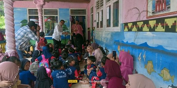 Lucken Felario Beri Buku Cerita ke TK LPMK Simpangagung