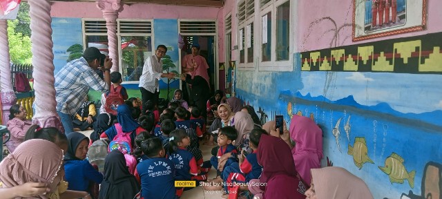 Lucken Felario Beri Buku Cerita ke TK LPMK Simpangagung