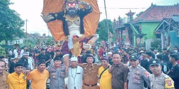 Umat Hindu di Banjarratu Arak Ogoh-Ogoh di Tengah Guyuran Hujan