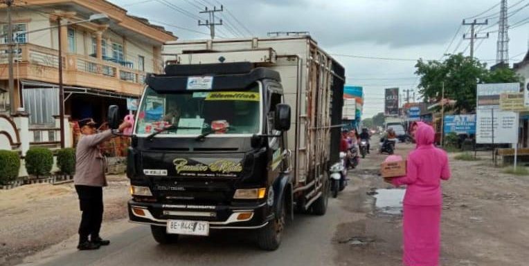 Polri Peduli, Berbagi Takjil untuk Masyarakat