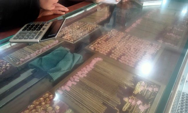 Harga Emas 24 Karat Turun Rp 20 Ribu di Bandarjaya Plaza