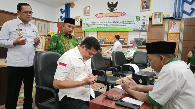 Bupati Lamteng Serahkan Zakat Fitrah dan Profesi ke BAZNAS Lamteng