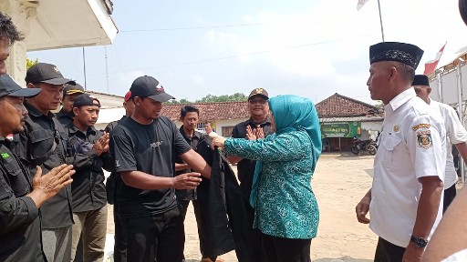 Ketua TPPKK Lamteng Disambut PKD  Kecamatan Trimurjo Saat Penilaian Lomba Kampung