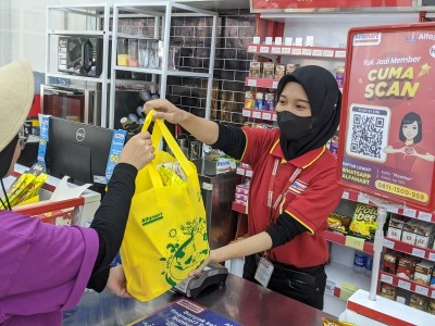 Minimalisir Sampah Plastik, Alfamart Jual Tas Belanja Ekonomis tiap Tanggal 20; Hanya 500 Rupiah