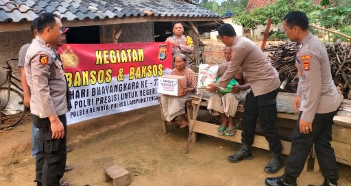 Baksos Polsek Rumbia Sambut Hari Bhayangkara, Bersihkan Masjid dan Bagikan Paket Sembako