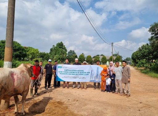 BSI Cabang Bandarjaya Menyerahkan Hewan Kurban Sapi ke Warga Divisi II GGF