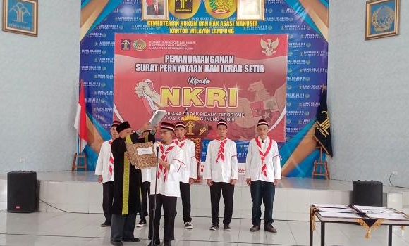 Enam Napiter Lapas Kelas IIB Gunungsugih Tandatangani Surat Pernyataan dan Ikrar Setia Kepada NKRI