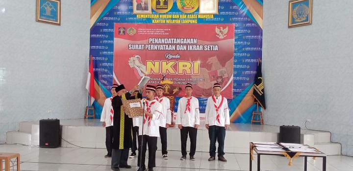 Enam Napiter Lapas Kelas IIB Gunungsugih Tandatangani Surat Pernyataan dan Ikrar Setia Kepada NKRI
