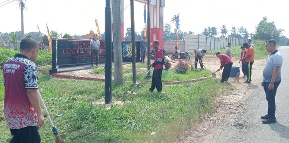 Kalapas Kelas IIB Gunungsugih Bersama Staf Laksanakan Jumat Bersih