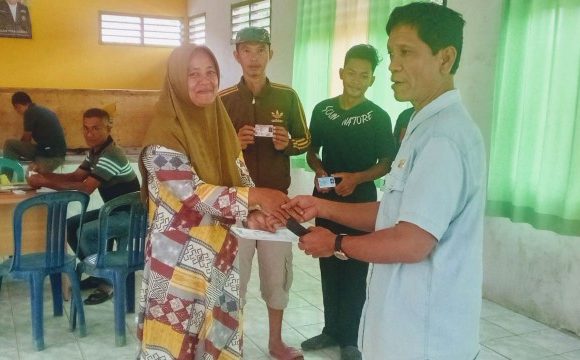 Camat Waypengubuan Bagikan 1.031 Dokumen Kepedudukan di Lempuyang Bandar