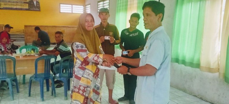 Camat Waypengubuan Bagikan 1.031 Dokumen Kepedudukan di Lempuyang Bandar
