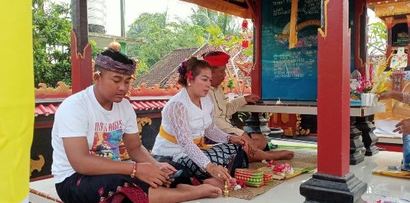 Ini yang dilakukan Anggota DPRD Lampung Ni Ketut Dewi Nadi di Hari Raya Galungan dan Kuningan