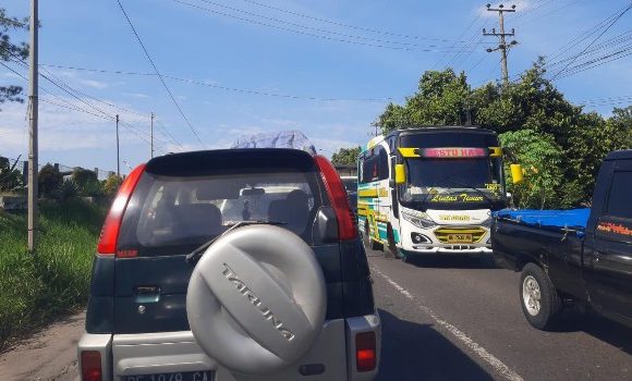 Jalan Lintas Sumatera Padat, Pemilik Mobil Ogah Naik Tol