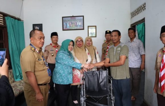 Ketua TP PKK Lamteng Mardiana Musa Ahmad Berikan Bantuan Kursi Roda ke Warga Bandarjaya Barat