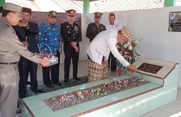 Usai Upacara Pengibaran Bendera Merah Putih, Forkopincam Trimurjo Ziarah ke Makam Pejuang Ky. Arsyad