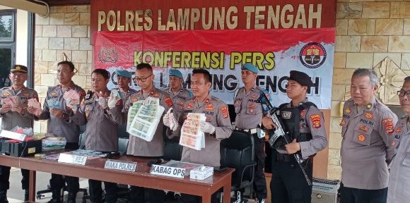 Kapolres Lamteng Gelar Konfrensi Pers Pelaku Pencetak dan Pengedar Upal