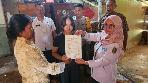 Bantu Alumni Tidak Mampu, SMAN 1 Terusannunyai Lampung Tengah Terjun Langsung Kerumah Serahkan   Ijazah Sekolah