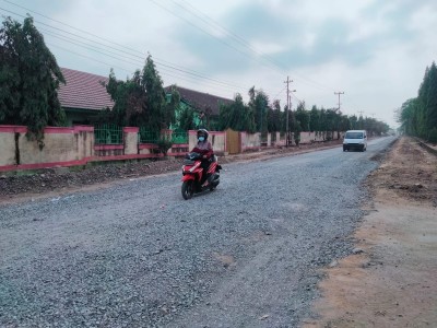 Warga Poncowati Keluhkan Perbaikan Jalan yang Berjalan Lambat