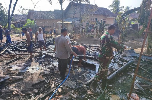 Diduga Korsleting Listrik, Dapur Berikut Kandang Bebek Warga Kampung Sidomulyo Hangus Terbakar