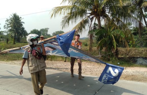 Panwaslucam Punggur – Satpol PP Tertibkan Puluhan APS Parpol dan Bacaleg