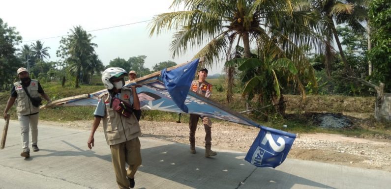 Panwaslucam Punggur – Satpol PP Tertibkan Puluhan APS Parpol dan Bacaleg