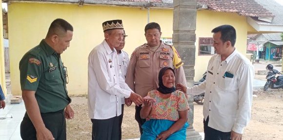 Kakam Purwoadi Salurkan BLT-DD Tahap Tiga Triwulan Ketiga Kepada 22 KPM