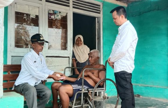 Jemput Bola, Kakam Notoharjo Didampingi Kasi PPM Kecamatan Trimurjo Salurkan BLT-DD Tahap 3 Triwulan Ketiga Tahun 2023