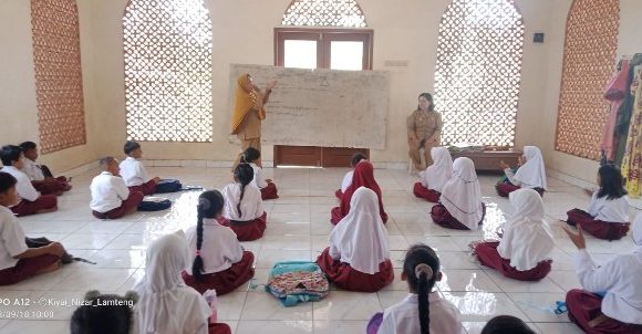 Ruang Kelas Terbatas, Siswa SDN1 Gunungagung Belajar di Musola