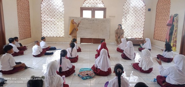 Ruang Kelas Terbatas, Siswa SDN1 Gunungagung Belajar di Musola