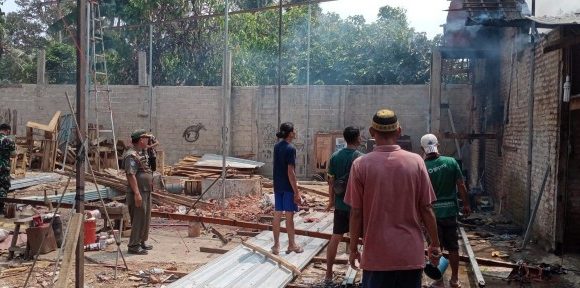 Diduga Akibat Percikan Api Las, Rumah Pengusaha Mebel dan Nasi Tiwul Kampung Sidomulyo Terbakar