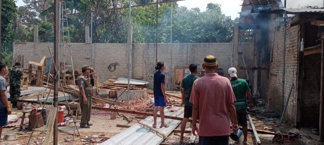 Diduga Akibat Percikan Api Las, Rumah Pengusaha Mebel dan Nasi Tiwul Kampung Sidomulyo Terbakar