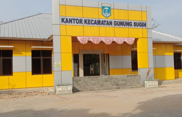 Camat Gunungsugih Menghindar Saat Dikonfirmasi Terkait Buruknya Pembangunan Jalan Onderlagh di kampung Gunungsari