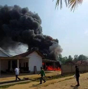 Diduga Ada Kebocoran Gas, Pangkalan LPG dan BBM Pertamax di Rumbia Terbakar Hebat