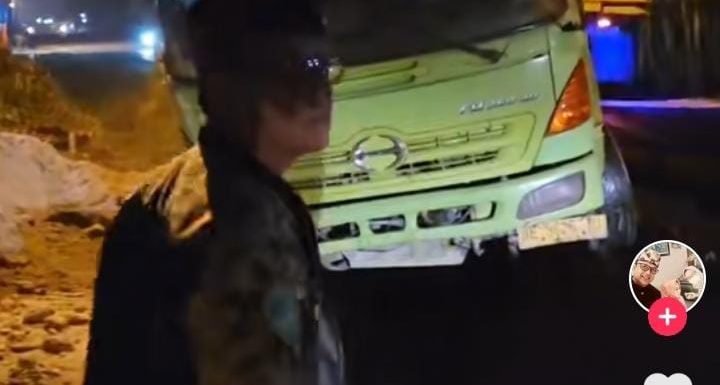 Truk Pasir Hantam Tembok Warga, Wakil Bupati Lampung Tengah Ardito Wijaya Bantu Evakuasi