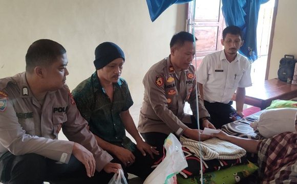 Polsek Waypengubuan Beri Santunan Warga Pengidap Kanker Payudara