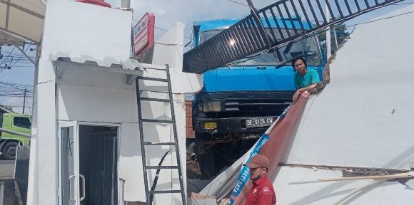 Diduga Rem Blong, Kendaraan Dumtruk Hantam Pos Parkir RSHB