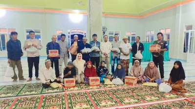 Sebagai Bentuk Rasa Syukur, Lurah Adipuro Bersama Keluarga Bagikan Paket Sembako Kepada Warga