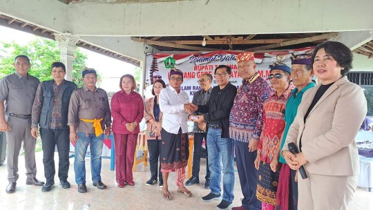 Kunker ke Lamteng, Pemkab Tabanan Didampingi Anggota DPR-RI Kunjungi Danau Tirtagangga dan Tugu Peringatan Transmigran Bali