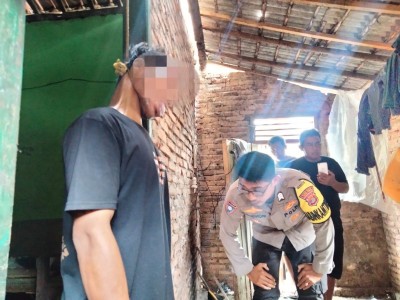 Tergantung Dengan Seutas Tali Tambang, Warga Simbarwaringin Meregang Nyawa di Pintu Rumah Warga