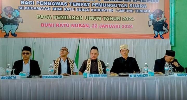 Ketua Bawaslu Lampung Hadiri Pelantikan dan Pembekalan PTPS se-Kecamatan Bumiratunuban
