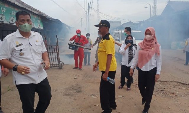 Antisipasi Wabah DBD, Dinkes Lamteng Bersama Camat dan Kakam Tanggulangin Lakukan Fogging di Sekitar Pasar Punggur