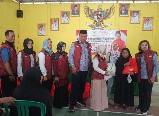 Anggota Komisi VIII DPR-RI I Komang Koheri Serahkan Bantuan Program Atensi Kepada 500 KPM