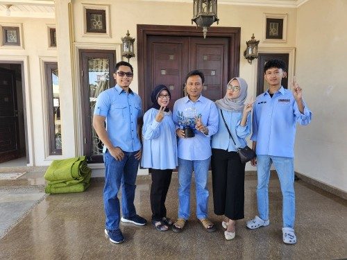 Kompak Kenakan Kemeja Biru Telur Asin, Midi n Family Salurkan Hak Suara di TPS 03 Tanggul Angin