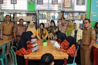 Bunda Literasi Lamteng Mardiana Apresiasi Perpustakaan SMPN 1 Seputihagung Lengkap dan Rapi