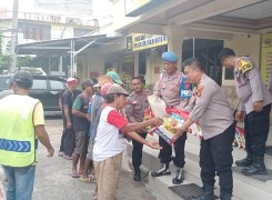 Sambut Ramadan, Kapolsek Terbanggibesar Beserta Jajaran Bagikan Beras Kepada Masyarakat
