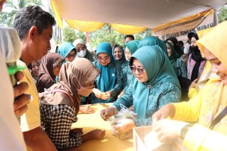 Warga Selagailingga Serbu Paket Sembako di Pasar Murah dari Pemkab Lamteng pada Hari HKBN